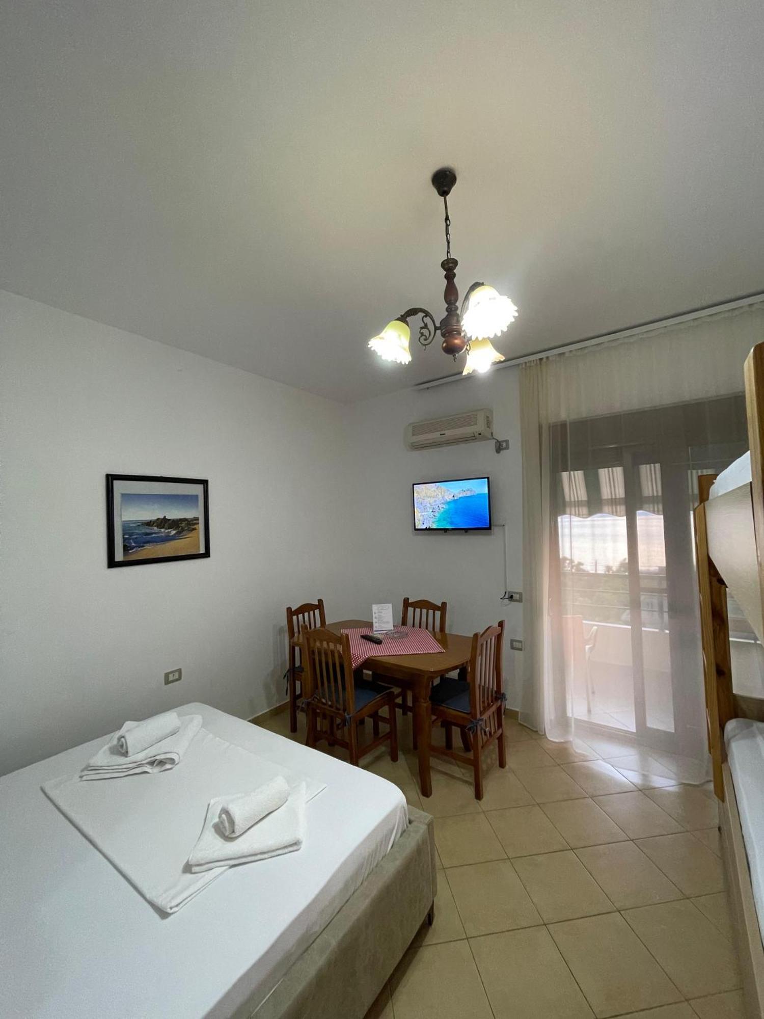 Pararse Apartments Vlorë Esterno foto