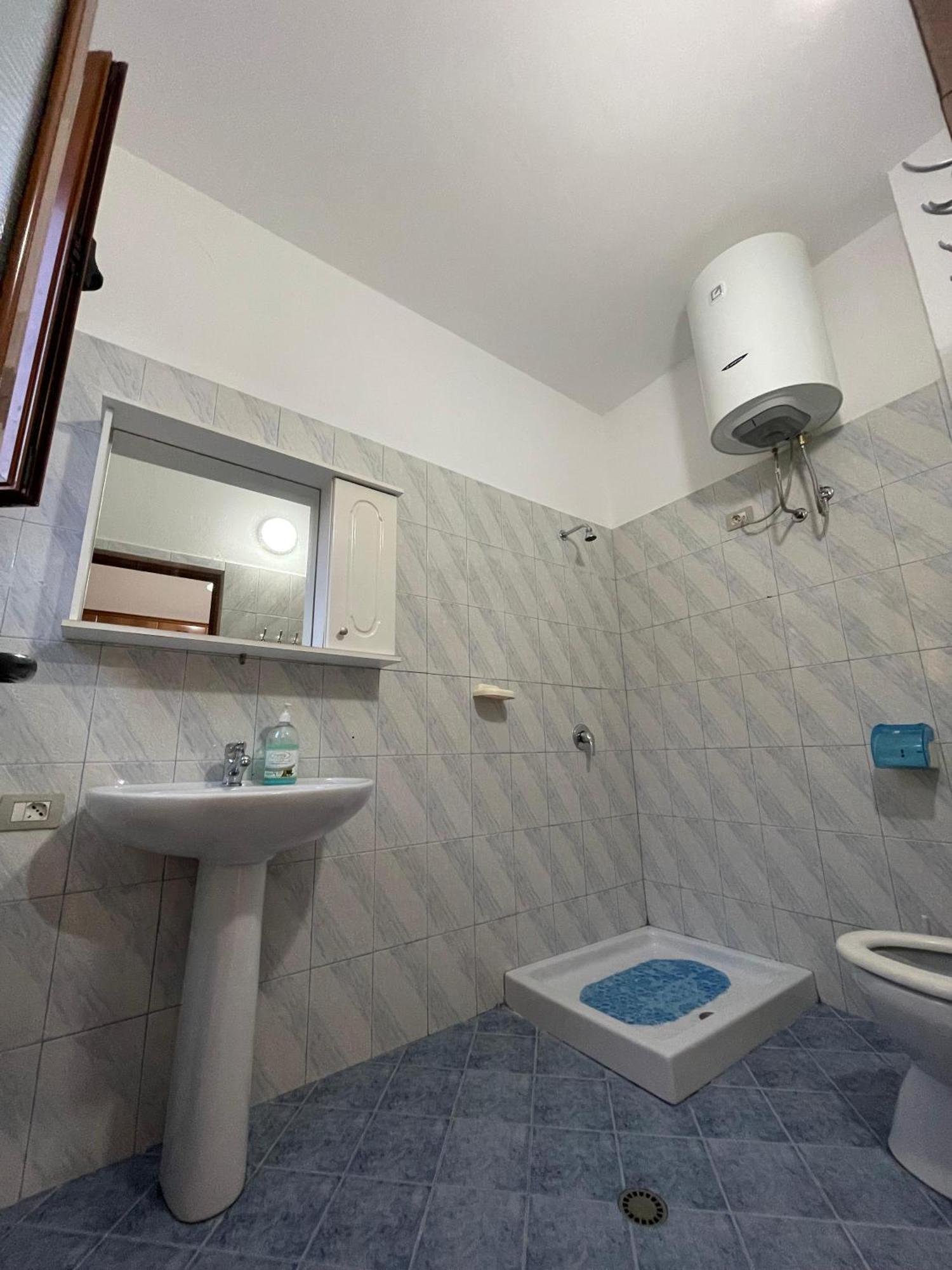 Pararse Apartments Vlorë Esterno foto